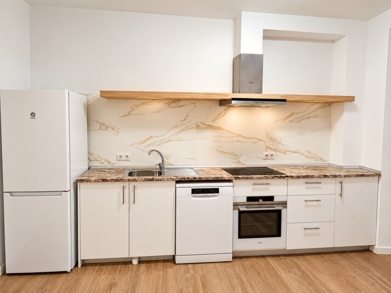 Cocina compartida equipada con electrodomésticos nuevos en piso compartido de Illescas