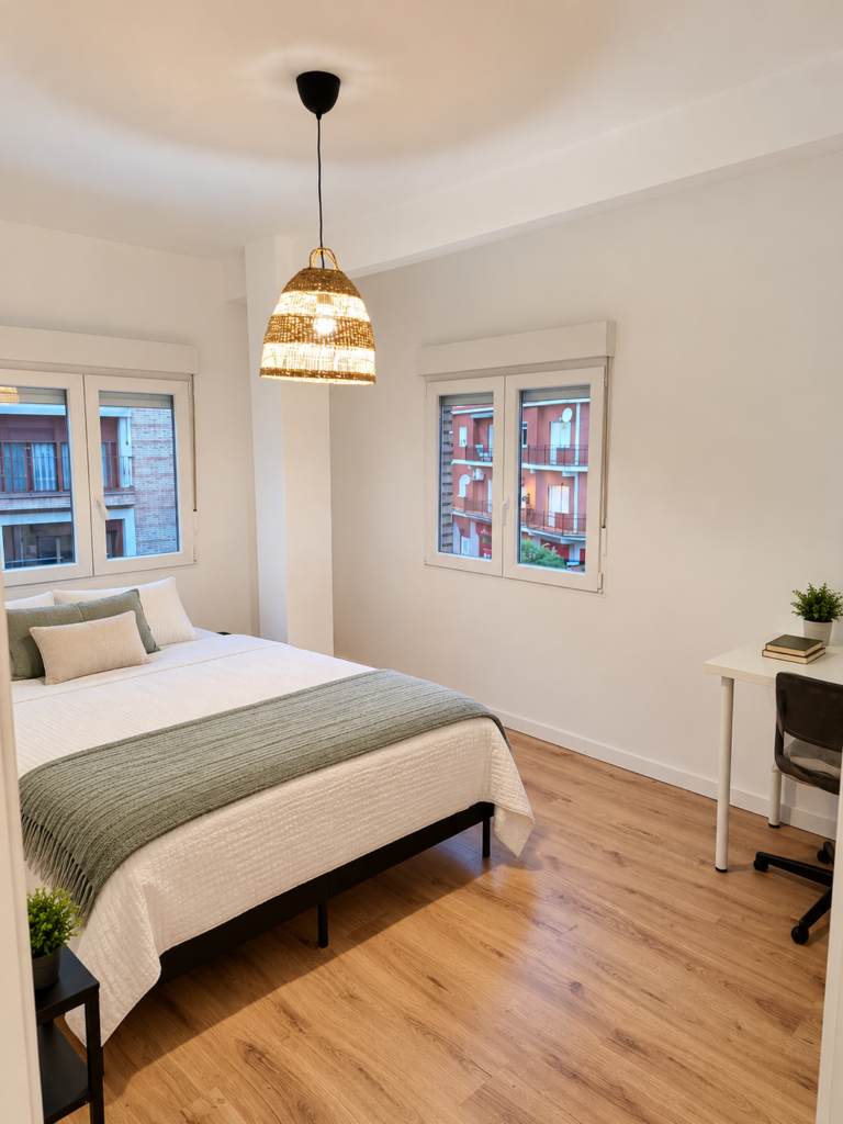Habitación luminosa con dos ventanas y cama doble en alquiler en Illescas